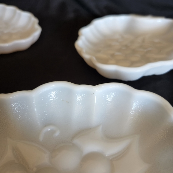 Hazel Atlas Milk Glass Grape Dish set of 4 - Picture 7 of 9